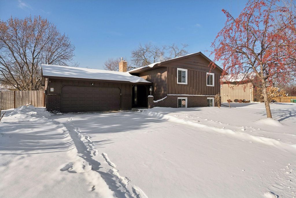 7733 Hampshire Avenue N, Brooklyn Park, MN 55445