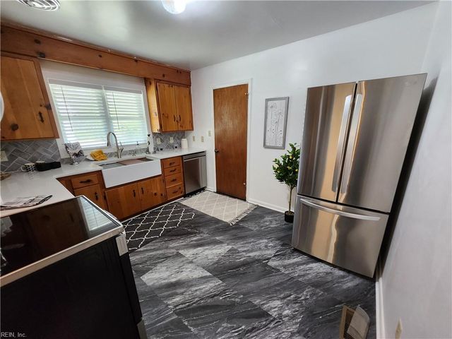 17 Roberta DR, Hampton, VA 23666