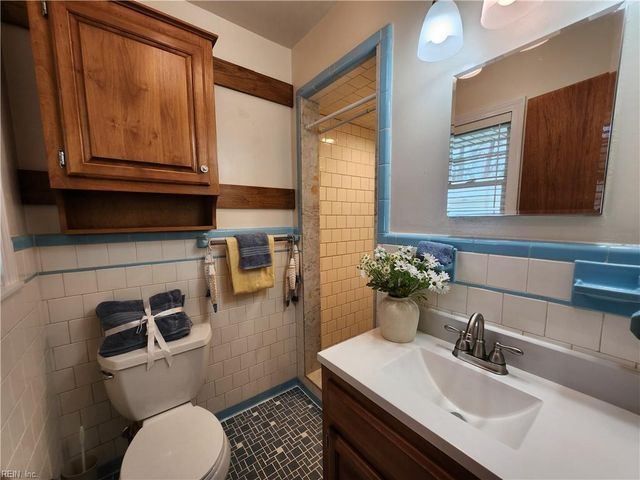 17 Roberta DR, Hampton, VA 23666