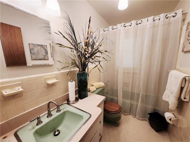 17 Roberta DR, Hampton, VA 23666