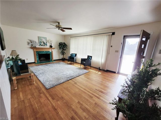 17 Roberta DR, Hampton, VA 23666