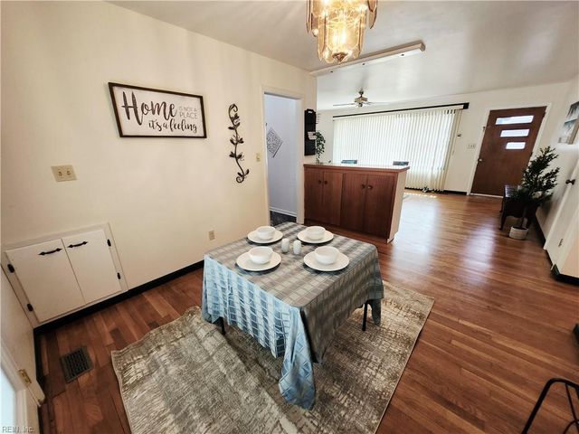 17 Roberta DR, Hampton, VA 23666