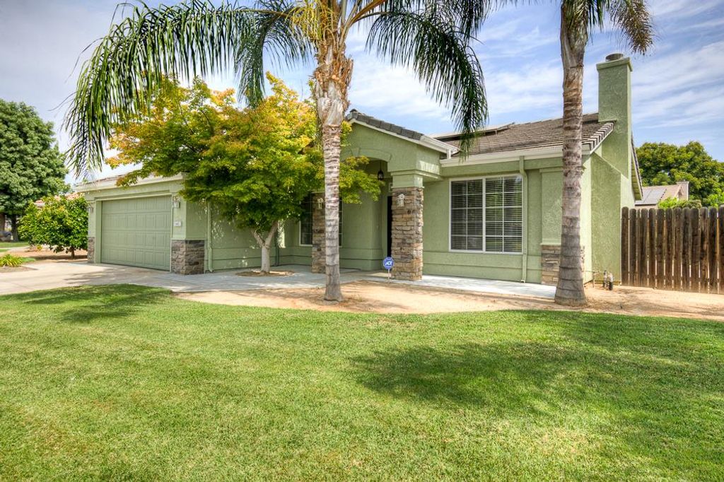Image 3 of property listing at 5683 E Grove Avenue, Fresno, CA 93727