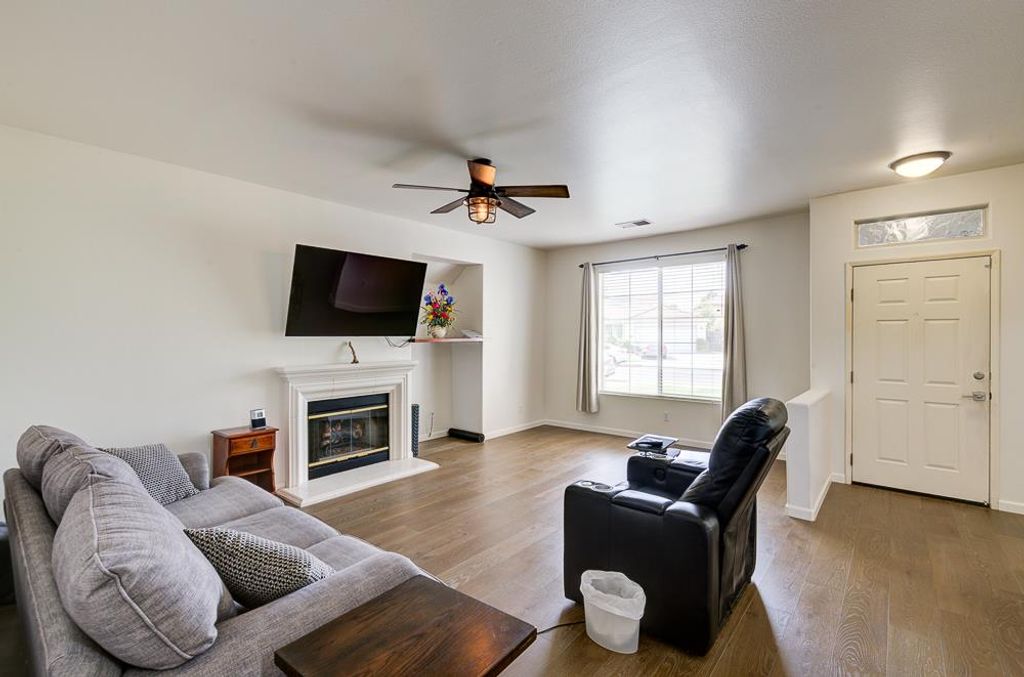 Image 7 of property listing at 5683 E Grove Avenue, Fresno, CA 93727