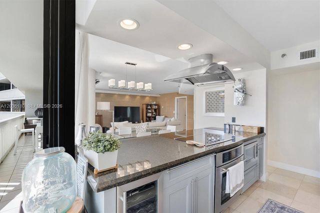 1000 W Island Boulevard 2307, Aventura, FL 33160