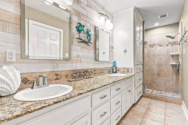 19 N Sandpiper Street, La Marque, TX 77568
