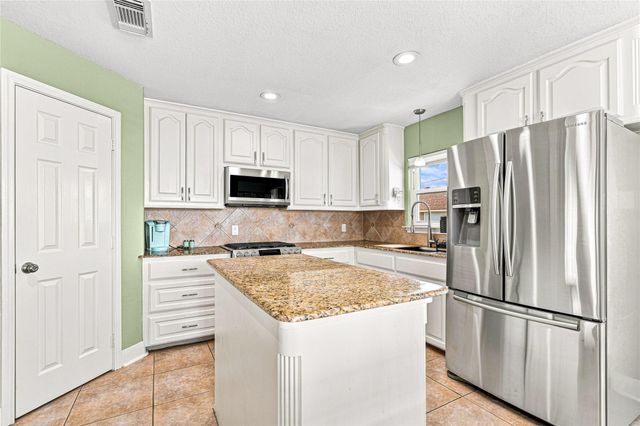 19 N Sandpiper Street, La Marque, TX 77568