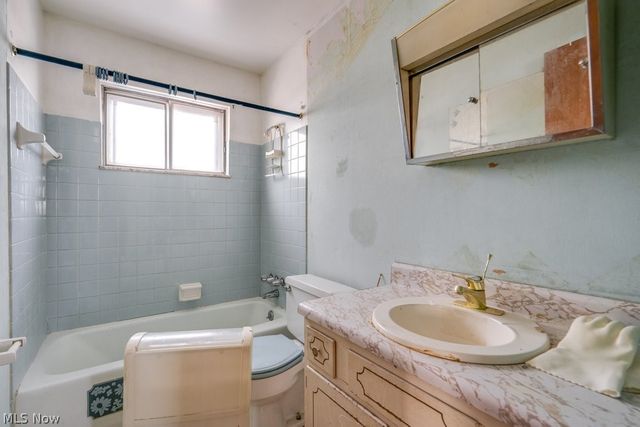 697 Ocean Avenue, Akron, OH 44310