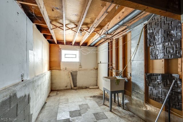 697 Ocean Avenue, Akron, OH 44310