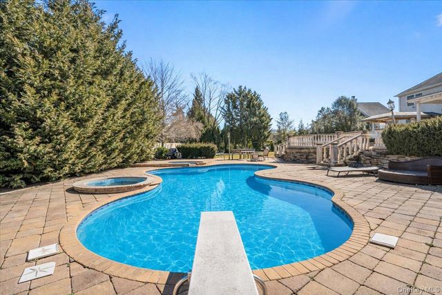 22 Turnberry Court, Dix Hills, NY 11746