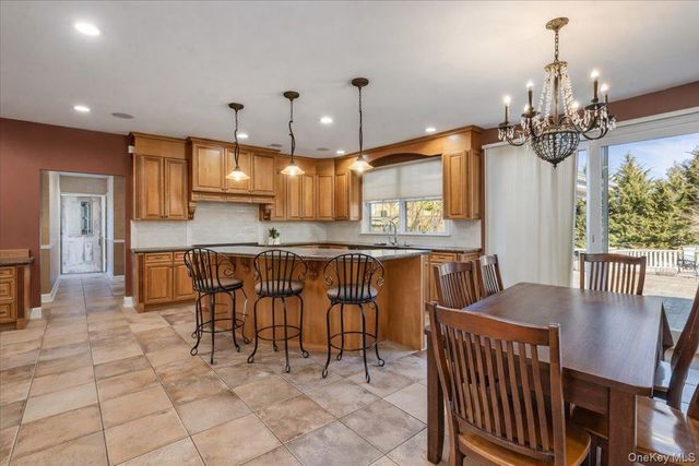 22 Turnberry Court, Dix Hills, NY 11746