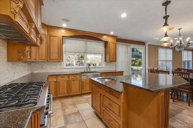 22 Turnberry Court, Dix Hills, NY 11746