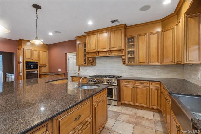 22 Turnberry Court, Dix Hills, NY 11746