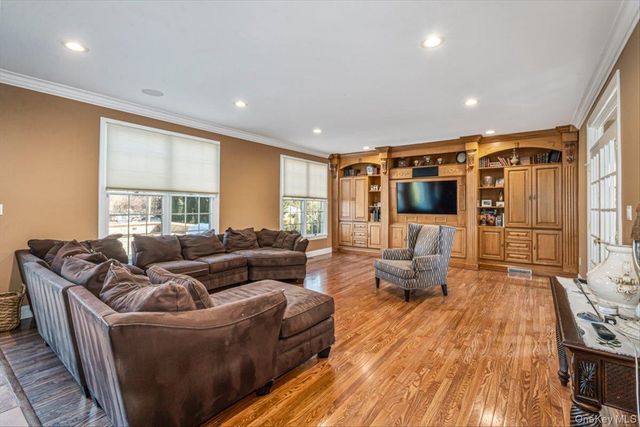 22 Turnberry Court, Dix Hills, NY 11746