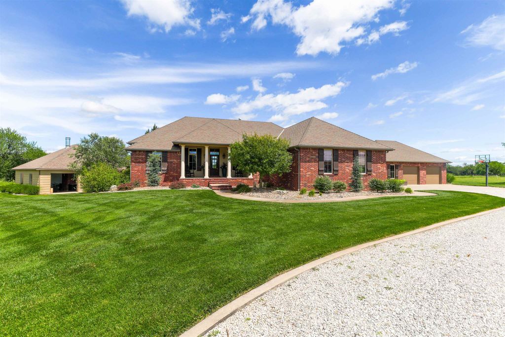 2630 S Brookmeadow Dr, Garden Plain, KS 67050