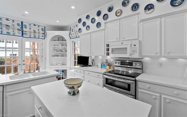 7 Charleston Square, Greensboro, NC 27408