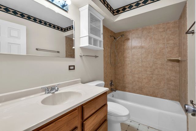 7952 MADISON Street 2E, River Forest, IL 60305