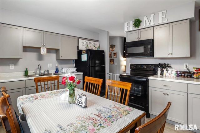 830 N 7TH Street, Riverton, IL 62561