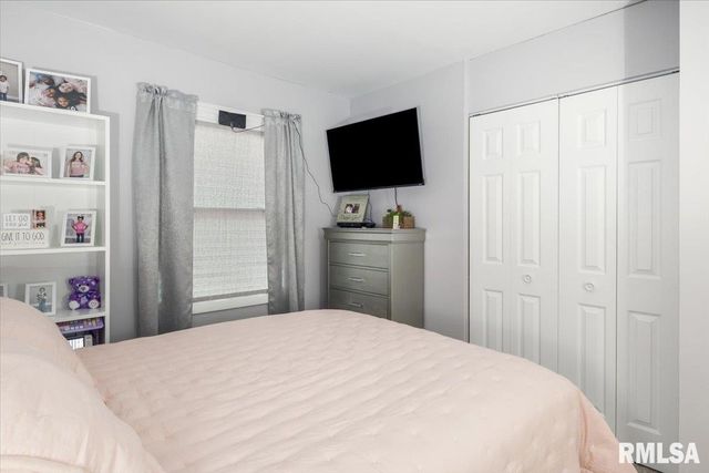 830 N 7TH Street, Riverton, IL 62561