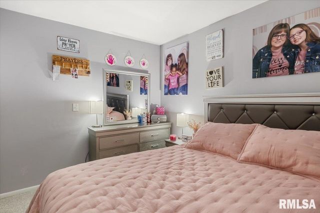 830 N 7TH Street, Riverton, IL 62561