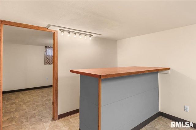 830 N 7TH Street, Riverton, IL 62561