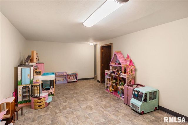 830 N 7TH Street, Riverton, IL 62561