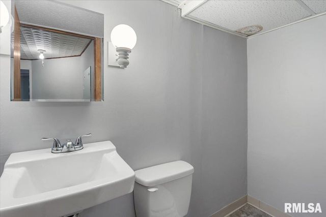 830 N 7TH Street, Riverton, IL 62561