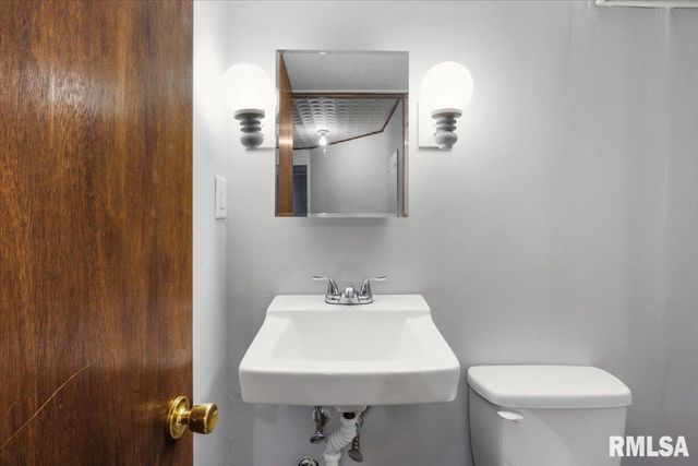 830 N 7TH Street, Riverton, IL 62561