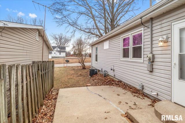 830 N 7TH Street, Riverton, IL 62561