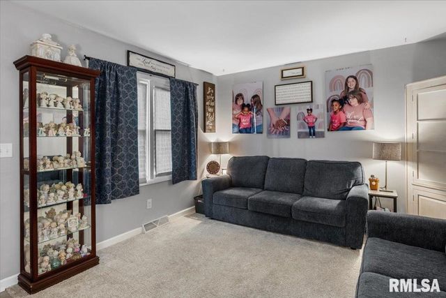 830 N 7TH Street, Riverton, IL 62561