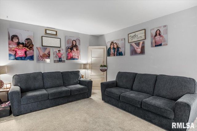 830 N 7TH Street, Riverton, IL 62561