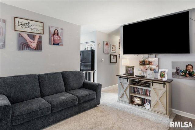 830 N 7TH Street, Riverton, IL 62561