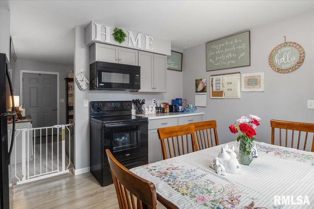 830 N 7TH Street, Riverton, IL 62561