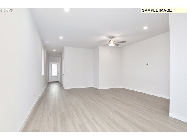 1385 OWL Ave, Woodburn, OR 97071