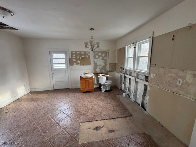 358 N High, Cortland, OH 44410