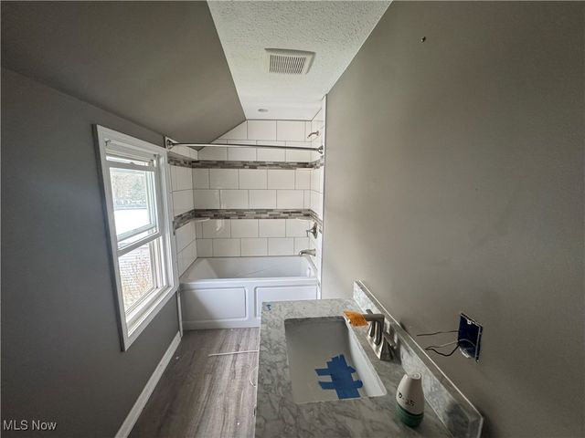 358 N High, Cortland, OH 44410