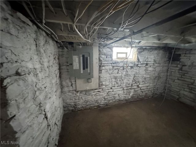 358 N High, Cortland, OH 44410