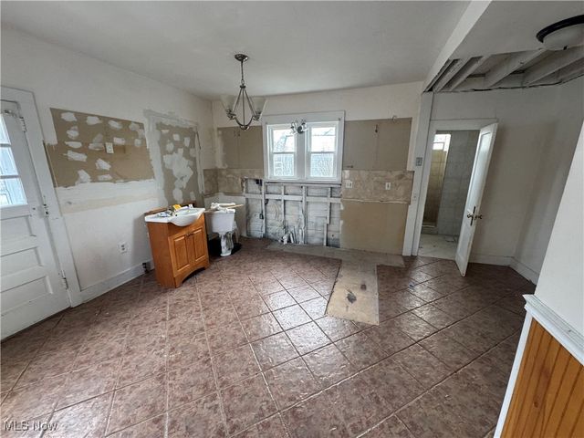 358 N High, Cortland, OH 44410