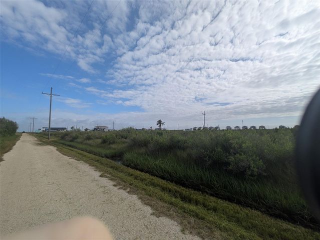 1102 Gulf Supply Road, Gilchrist, TX 77617