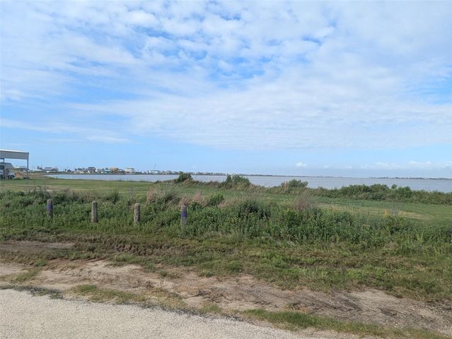 1102 Gulf Supply Road, Gilchrist, TX 77617