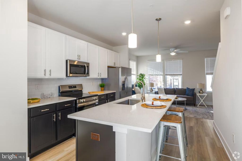 1821 GUILFORD AVE, Baltimore, MD 21202