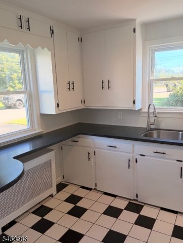 9 Hunter St, Roxbury Twp., NJ 07876