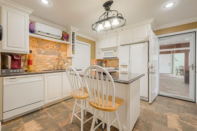 792 W Bayshore Drive, Palacios, TX 77465