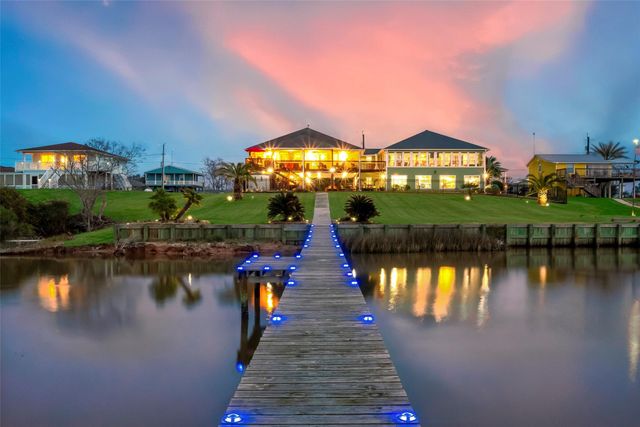 792 W Bayshore Drive, Palacios, TX 77465