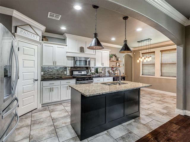 1404 Katelyn Court, Yukon, OK 73099