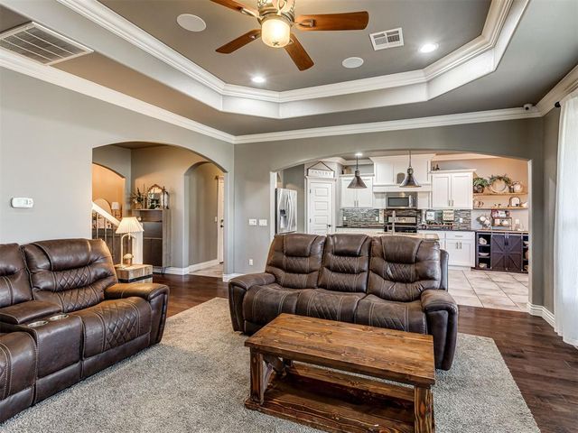 1404 Katelyn Court, Yukon, OK 73099