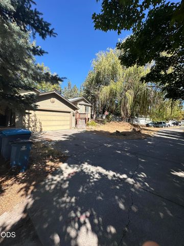 2665 NE Genet Court, Bend, OR 97701