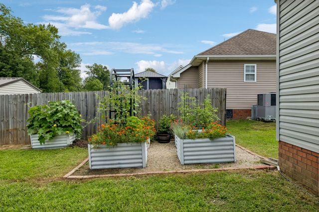 6016 Legacy Dr, Springfield, TN 37172