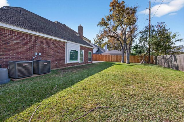 1202 Plantation Dr, Richmond, TX 77406