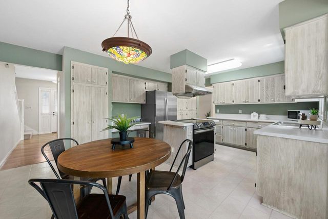 13005 W Scarborough DRIVE, New Berlin, WI 53151